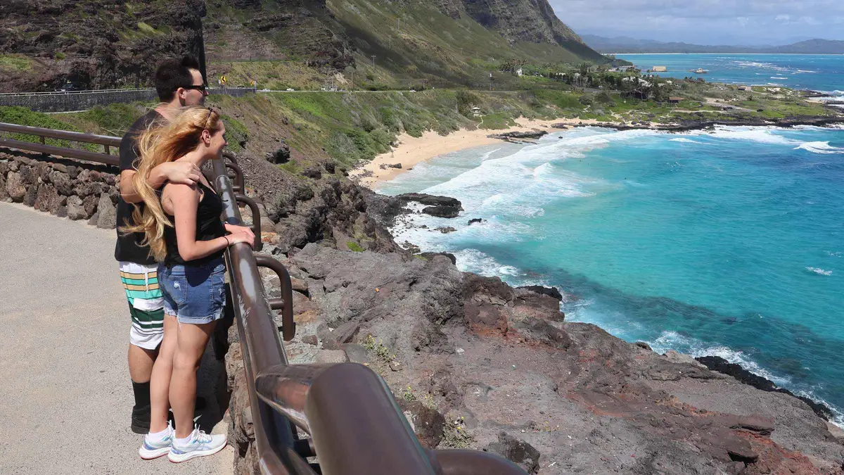 Lookout over the windward coast and Koʻolau cliffs on a half-day scenic Honolulu city tour of Oahu, Hawaii